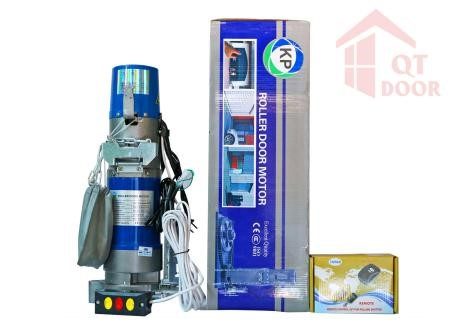 Motor cửa cuốn KP đặt cạnh hộp đựng motor, hộp bộ remote và nút bấm gắn tường